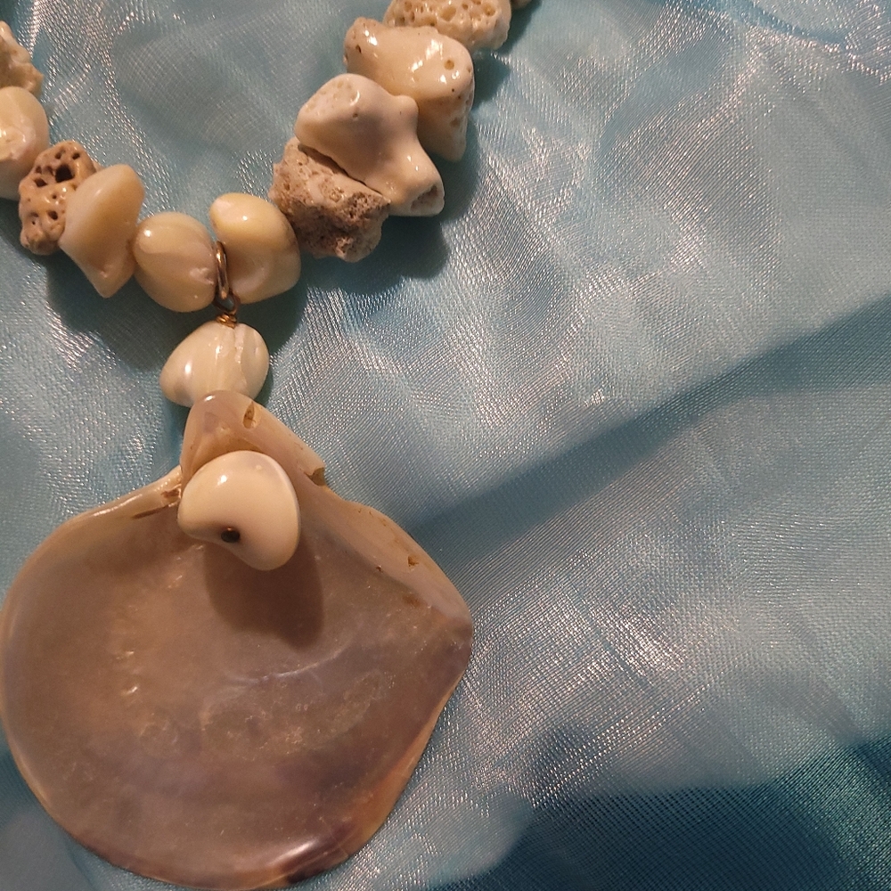 Breathtaking Coral Beaded🪸 Necklace with Mother of pearl Shell ..15 inches.. - Picture 6 of 8